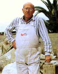Juan Capella Guill�n en su taller de San Vicente de Raspeig.