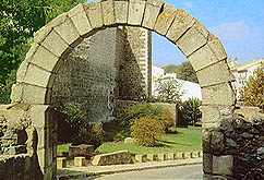 Arco de acceso a la alcazaba portuguesa de Beja.