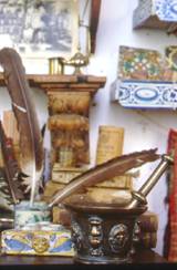 Tinteros, morteros, plumas.... multitud de objetos se acumulan en vieja botica de Pe�aranda de Duero