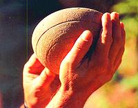 En pasabolos, se debe golpear los bolos con un proyectil, no necesariamente esf�rico, para enviarlos lo m�s lejos posible. Para ello, los jugadores se colocan muy cerca de los bolos. En ocasiones se permite un segundo lanzamiento, desde gran distancia.