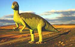 La mayor parte de las icnitas fueron impresas en el blando limo por dinosaurios b�pedos y carn�voros, como el que vigila el pueblo de Ventosa de San Pedro. 