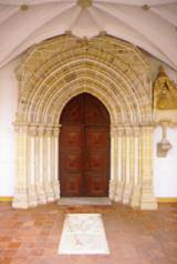 La entrada a la igreja de San Joao Evangelista se enmarca dentro de un arte g�tico claramente apuntado.