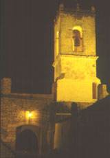 Las tibias luces nocturnas iluminan un de los muchos campanarios que voltean al aire de Monsaraz. No en vano cuenta con siete iglesias y ermitas, testigos de la fe de sus vecinos. 