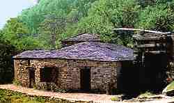 El agua y el hierro permitieron moldear a los ferreros tenazas, cazos... Hoy d�a tratan de recuperarse algunas ferrer�as, como en este caso. Santa Eulalia de Oscos. 