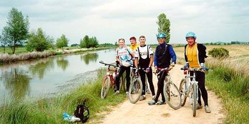 Junto al Canal de Canal de Castilla