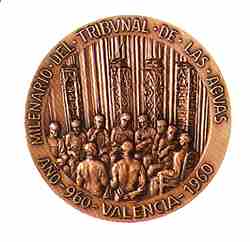 Anverso y reverso de la medalla conmemorativa del milenario del Tribunal de las Aguas entregada a S.M. Juan Carlos I en su primera visita a la ciudad en 1976.