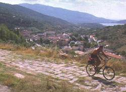 En un tramo de la calzada, rehabilitada, en Ba�os de Montemayor. � Club Cicloturista Gran Canaria. 