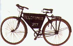 Bicicleta utilizada por un celador en los a�os veinte para recorrer las l�neas telef�nicas de la comarca de Albarrac�n, en Teruel. 