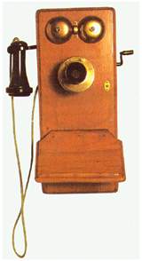 Western Electric Company (1913). Fabricado en madera, las pilas secas utilizadas se ubicaban en el frontal interior, que hac�a las veces de escritorio. 
