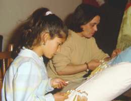 Antonia y Laura elaborando encajes. 