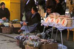 Vendedoras de productos gastronómicos artesanales en la plaza de Guadalupe.