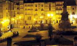 La Plaza Vieja contaba con una fuente neocl�sica que fue demolida en 1877, para perforar el subsuelo en busca de agua mediante un pozo artesiano. 