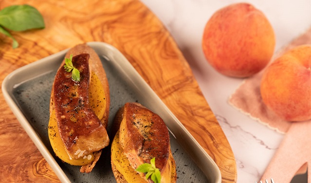 Tosta caliente de Foie gras y melocotones